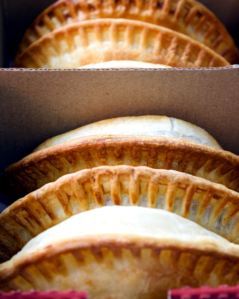 Empanadas grandes y caseras de Tercera Docena recién horneadas